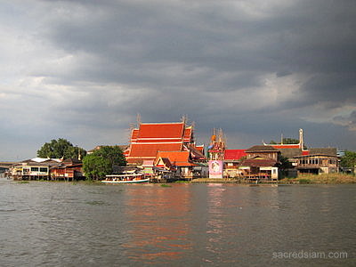Nonthaburi Wat Sanam Nua by river