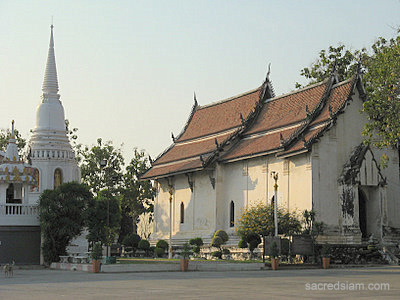 Lopburi temples: Wat Sao Tong Thong chedi