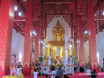 Phayao temples: Wat Sri Khom Kham buddha image
