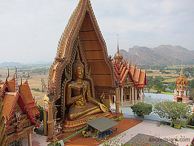 Wat Tham Sua Kanchanaburi golden Buddha