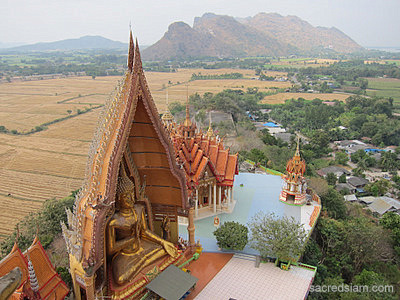 Wat Tham Sua Kanchanaburi golden Buddha