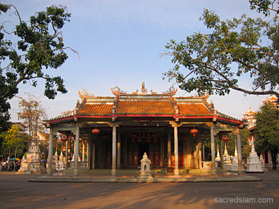 Wat Thawornwararam Kanchanaburi Chinese temple