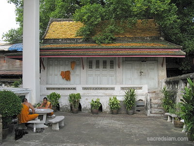 Wat Thepthidaram Bangkok monks
