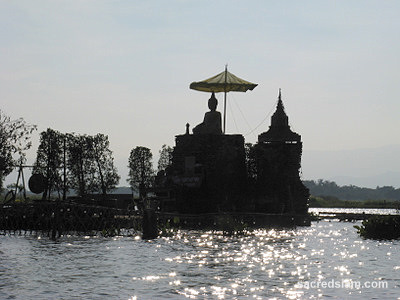Phayao temples: Wat Tilokaram buddha image on lake