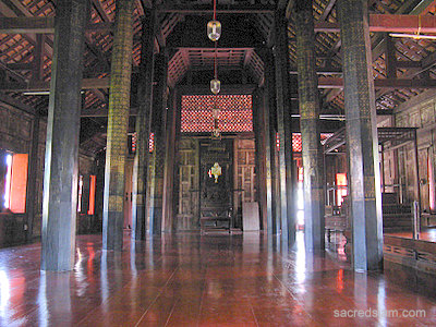 Wat Yai Suwannaram Phetchaburi octagonal pillars